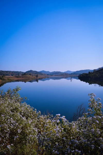 Dağlardaki güzel göl manzarası