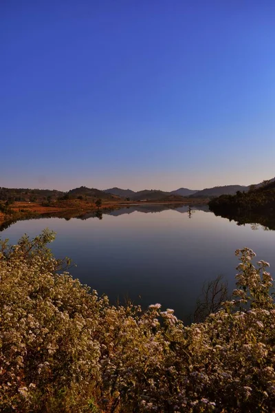 Vacker Utsikt Över Sjön Bergen — Stockfoto