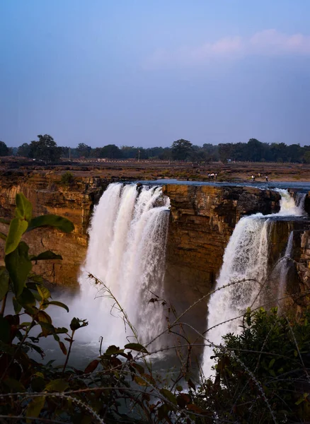Ormandaki devasa şelale.