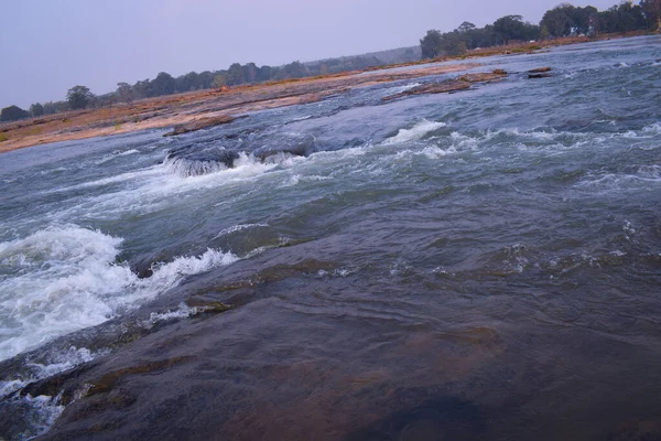 Dağ gölünün dibinde bir grup insan.