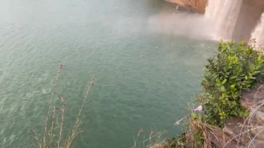 Parktaki nehrin güzel manzarası