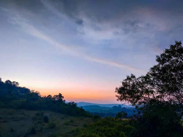 Dağın üstünde güzel bir gün batımı