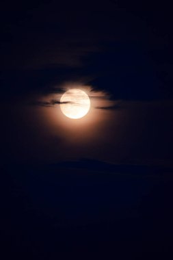 Geceleyin ay. Gece gökyüzü. Güzel manzara.