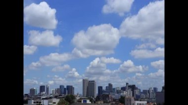 Güzel bir günde büyük bir şehirde zaman aşımı.