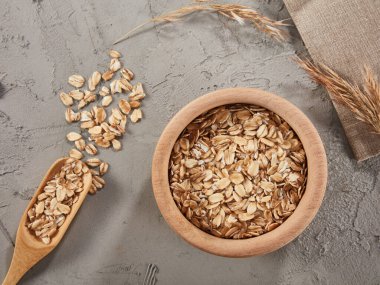 Yulaf veya yulaf gevreği taş zemin üzerine ahşap kase haddelenmiş.