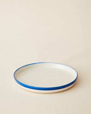 Bej arka planda el yapımı seramik plaka.