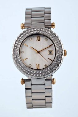 Kol saati beyaz arkaplanda izole edildi.