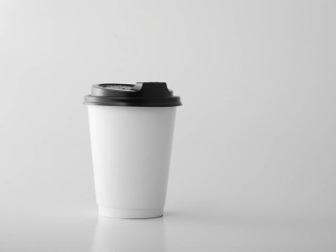 Siyah plastik kapaklı beyaz paket kâğıt bardak..