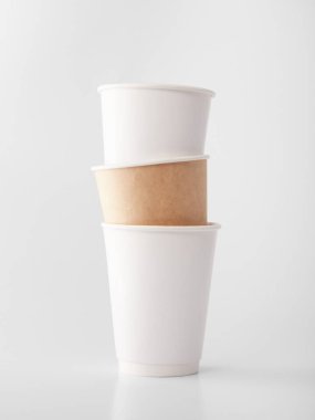 Beyaz arka planda üç paket kâğıt bardak..