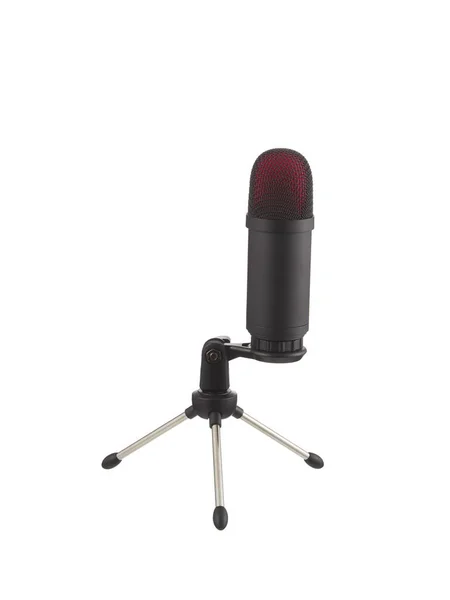Beyaz arka planda izole edilmiş bir mikrofon. Masası olan bir mikrofon..