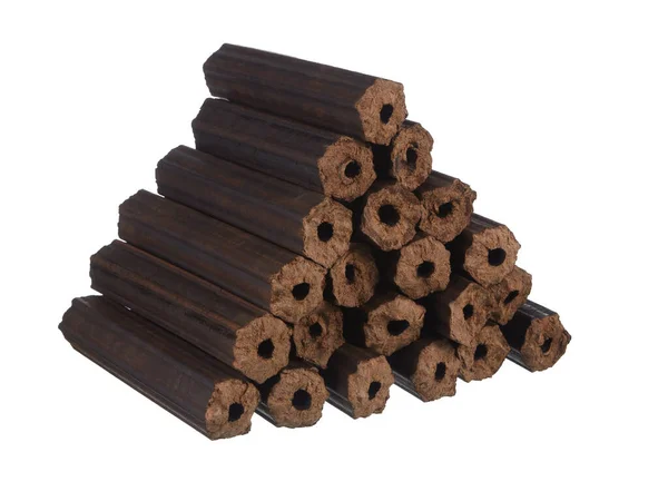 Beyaz arkaplanda izole edilmiş ahşap briketleri yığın.