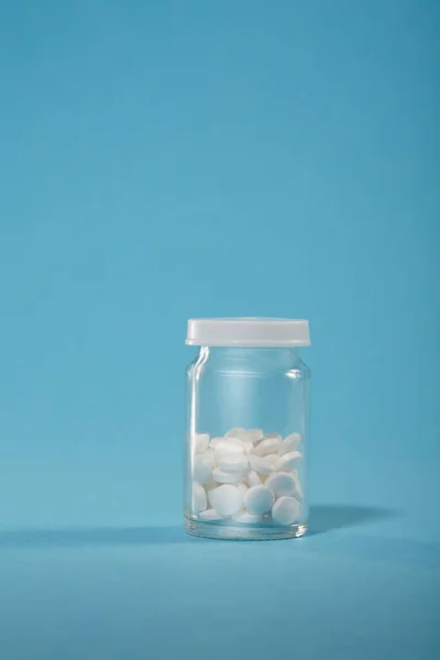 Beyaz Şapka ve beyaz kapsüllerle Parlak Plastik Şişeyi Temizle