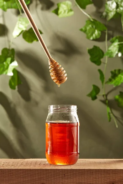 テーブルの上の瓶においしい蜂蜜 — ストック写真