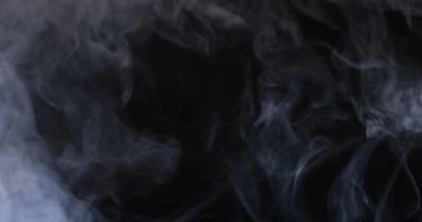 Siyah arkaplanda beyaz duman