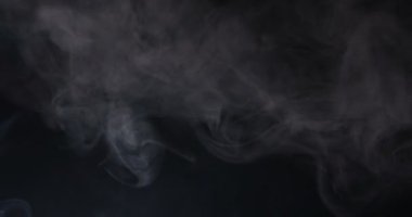 Siyah arkaplanda beyaz duman