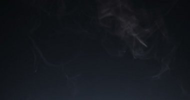 Siyah arkaplanda beyaz duman