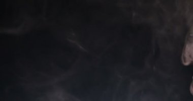 Siyah arkaplanda beyaz duman