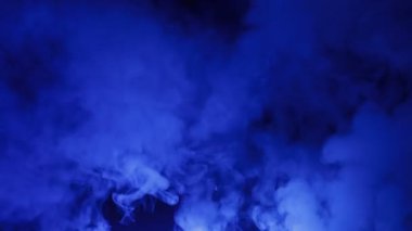 Dinamik soyut sisli arka plan. Neon renkleri pembe ve mavi hareket eden dumanı aydınlatıyor