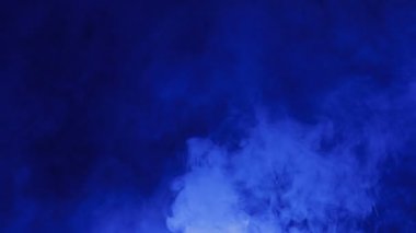 Dinamik soyut sisli arka plan. Neon renkleri pembe ve mavi hareket eden dumanı aydınlatıyor