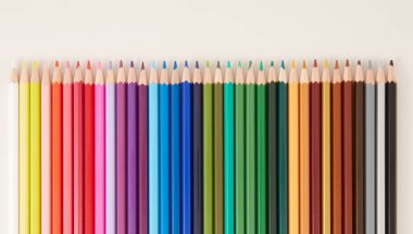 Renkli kalemlerin üst görünümünü birleştir