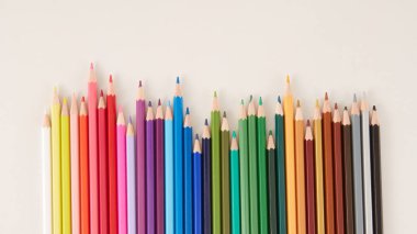 Renkli kalemlerin üst görünümünü birleştir