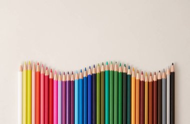 Renkli kalemlerin üst görünümünü birleştir