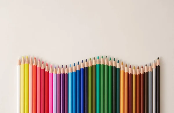 Renkli kalemlerin üst görünümünü birleştir