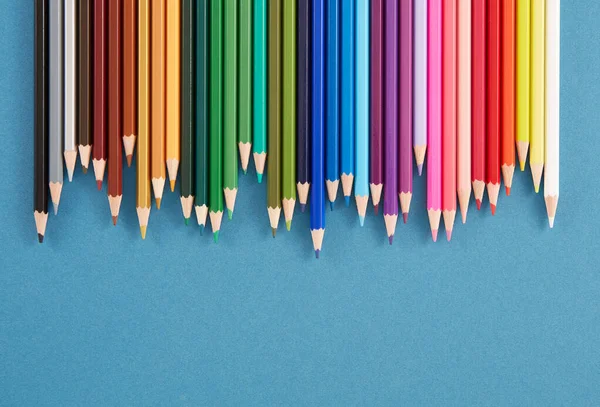 Lápices Color Exactamente Una Línea Sobre Fondo Azul —  Fotos de Stock