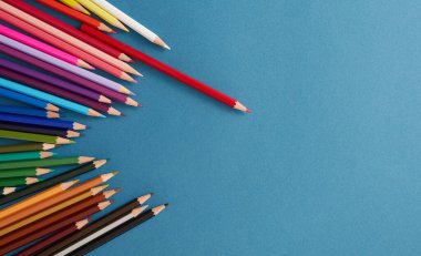 mavi arkaplanda renkli kalemler.