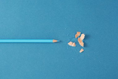 Mavi Kalem Kalemi ve talaşlar