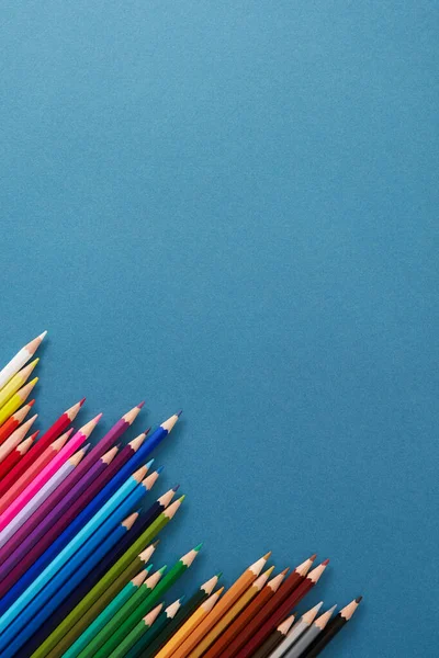 Flatlay Foto Van Gekleurde Potloden Achtergrond Briefpapier Een Blauwe Achtergrond — Stockfoto