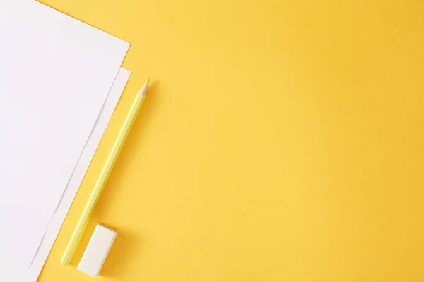 Gelber Bleistift Weiße Papiere Und Radiergummi Leere Stelle Für Text — Stockfoto