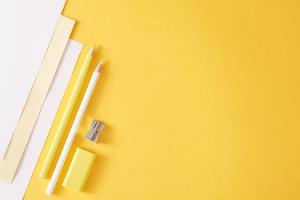 Gelbe Und Weiße Bleistifte Weiße Papiere Und Metallspitzer Leere Stelle — Stockfoto