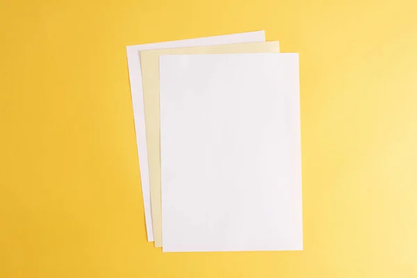 Puste Białe Papiery Żółtym Tle — Zdjęcie stockowe