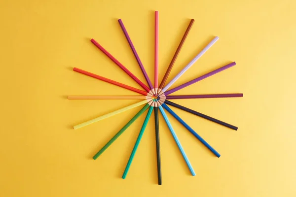 Color Pencils Circle Composition Yellow Background — Stock Photo, Image