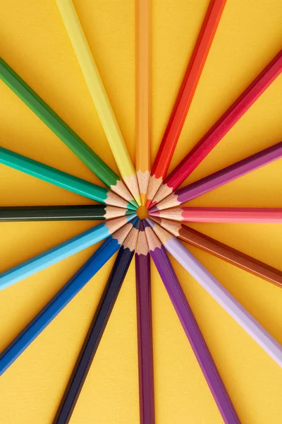 Lápices Color Composición Del Círculo Sobre Fondo Amarillo —  Fotos de Stock