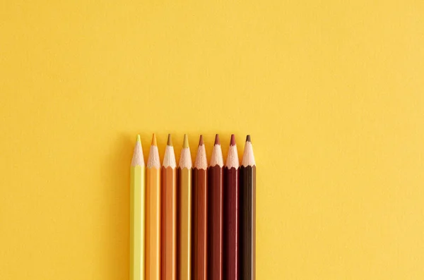 黄色背景上的彩色铅笔 — 图库照片