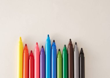 Beyaz arka grubunda renkli işaretler