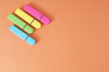 Kırpılmış, çok renkli, keçeli kalemler kahverengi üzerine kopyalama alanı ile