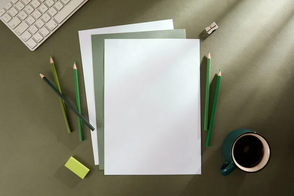 绿色铅笔 白纸和橡皮 空白处 文字或绿色背景上的绘图 — 图库照片