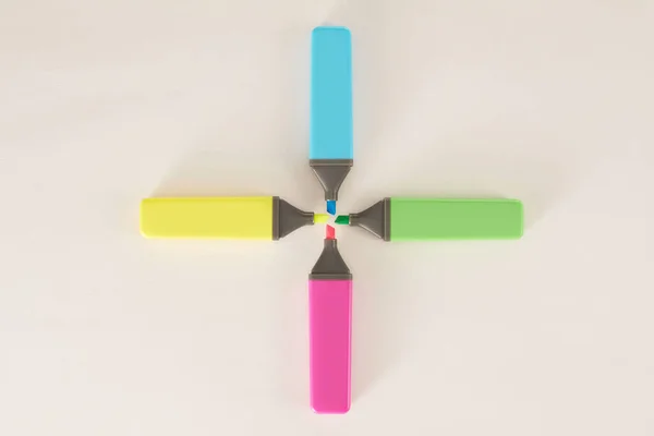 Beyaz arkaplanda izole edilmiş fosforlu kalemler.