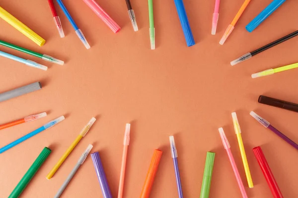 Kırpılmış, çok renkli, keçeli kalemler kahverengi üzerine kopyalama alanı ile