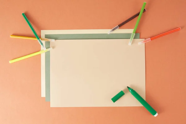 Colorato Torna Scuola Piatto Laici Appunti Sfondo Marrone — Foto Stock