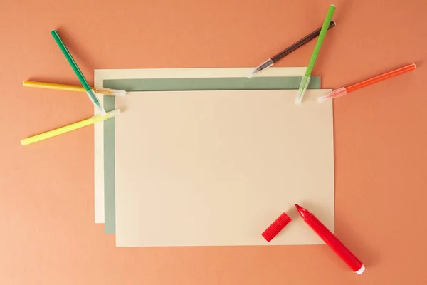 Colorato Torna Scuola Piatto Laici Appunti Sfondo Marrone — Foto Stock