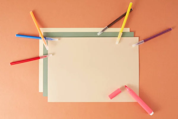 Bunt Zurück Die Schulwohnung Lag Und Klemmbrett Auf Braunem Hintergrund — Stockfoto