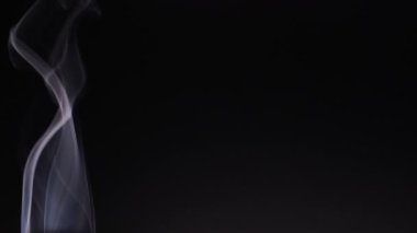 Siyah arkaplanda beyaz duman