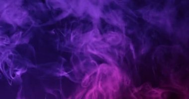Dinamik soyut sisli arka plan. Neon renkleri pembe ve mavi hareket eden dumanı aydınlatıyor