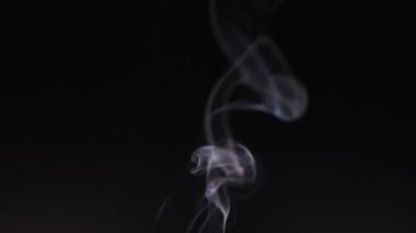 Siyah arkaplanda beyaz duman