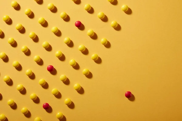 黄色纸背景上的黄色巧克力糖果 — 图库照片