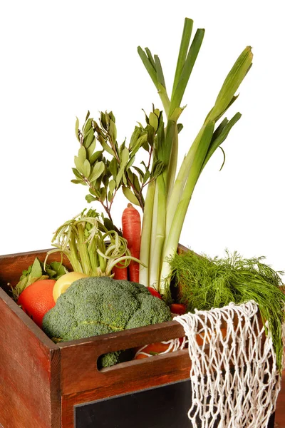 Kahverengi tahta teknede karışık sebzeler.